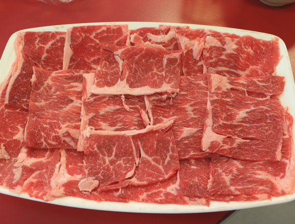 屏東 潮州。牛大福沙茶火鍋城，新鮮現切厚切牛肉