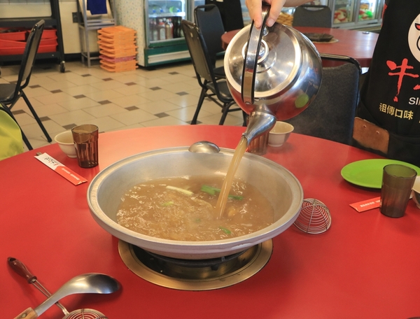 屏東 潮州。牛大福沙茶火鍋城，新鮮現切厚切牛肉