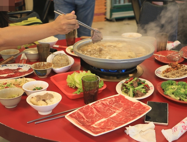 屏東 潮州。牛大福沙茶火鍋城，新鮮現切厚切牛肉