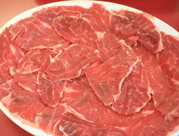 屏東 潮州。牛大福沙茶火鍋城，新鮮現切厚切牛肉