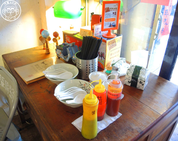 花蓮阿桂油飯(嚴玉桂食堂)：呷飽祙【花蓮･阿桂油飯】懷舊店面裡吃油飯配麵線