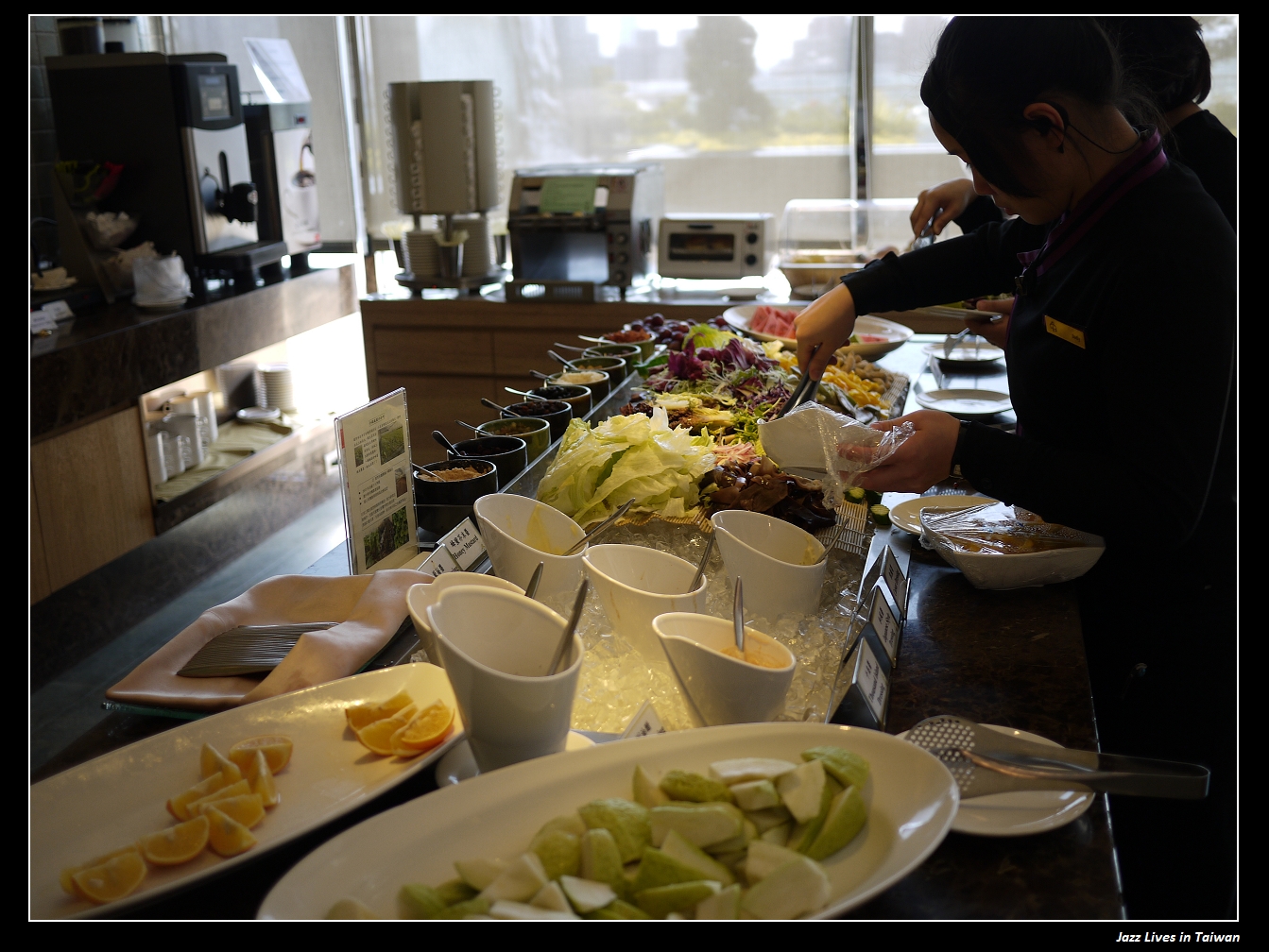 [柏克菲餐廳] 豐富早午餐搭配新北市忙碌的城市街景~