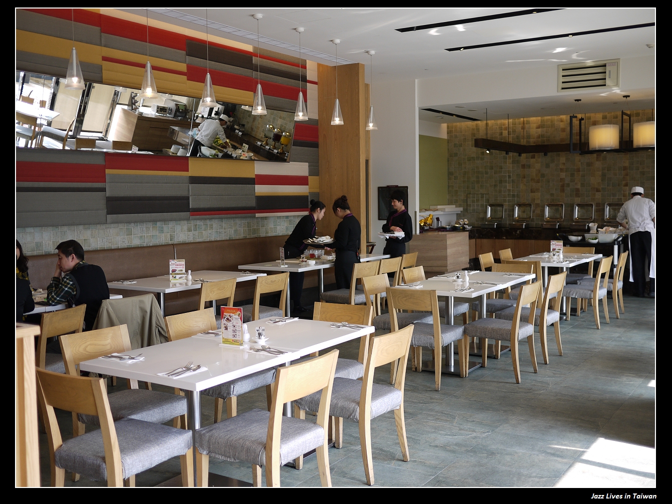 [柏克菲餐廳] 豐富早午餐搭配新北市忙碌的城市街景~