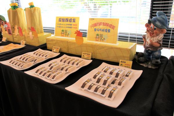 桂花田糕點主題休閒園區:【南投市景點】桂花田鳳梨主題休閒園區~胡桃鉗娃娃兵彩繪貨櫃屋/咖啡.簡餐.下午茶