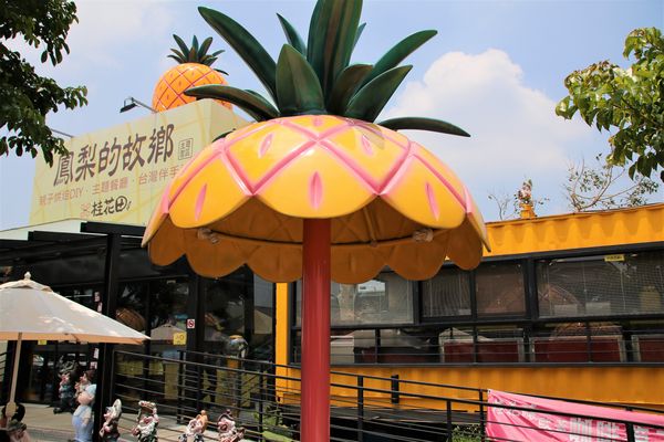 桂花田糕點主題休閒園區:【南投市景點】桂花田鳳梨主題休閒園區~胡桃鉗娃娃兵彩繪貨櫃屋/咖啡.簡餐.下午茶