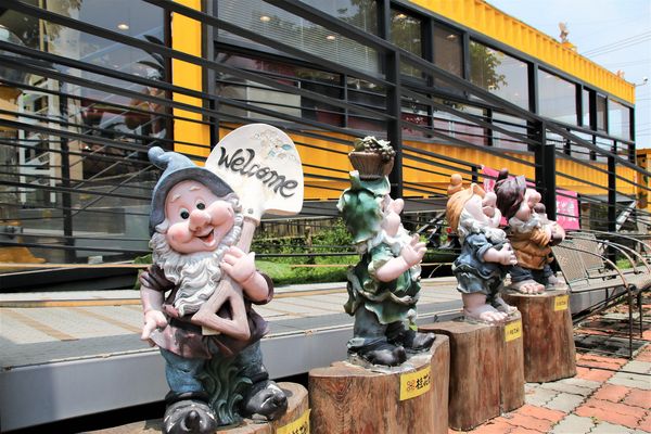 桂花田糕點主題休閒園區:【南投市景點】桂花田鳳梨主題休閒園區~胡桃鉗娃娃兵彩繪貨櫃屋/咖啡.簡餐.下午茶