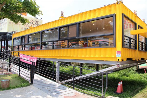 桂花田糕點主題休閒園區:【南投市景點】桂花田鳳梨主題休閒園區~胡桃鉗娃娃兵彩繪貨櫃屋/咖啡.簡餐.下午茶