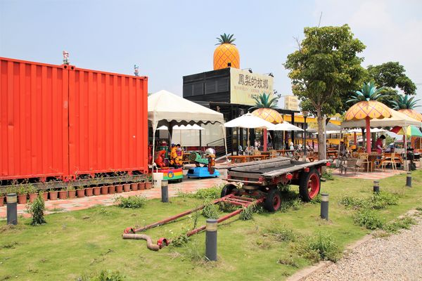 桂花田糕點主題休閒園區:【南投市景點】桂花田鳳梨主題休閒園區~胡桃鉗娃娃兵彩繪貨櫃屋/咖啡.簡餐.下午茶