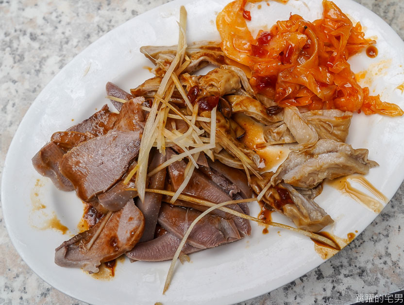 台北60年小吃每天都排隊 米苔目一碗佛心價只要15元還能加湯 豬舌 大腸 黑白切新鮮又美味 這樣還不吃爆