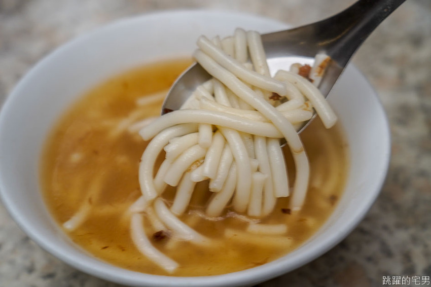 台北60年小吃每天都排隊 米苔目一碗佛心價只要15元還能加湯 豬舌 大腸 黑白切新鮮又美味 這樣還不吃爆