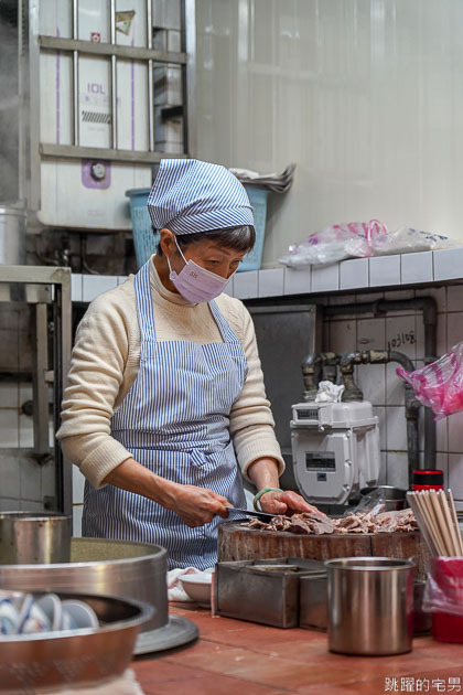 台北60年小吃每天都排隊 米苔目一碗佛心價只要15元還能加湯 豬舌 大腸 黑白切新鮮又美味 這樣還不吃爆