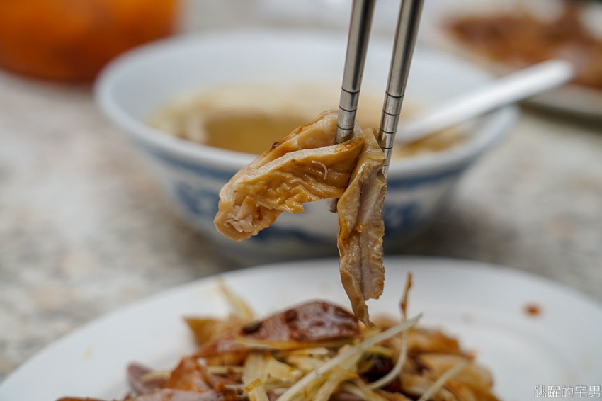 台北60年小吃每天都排隊 米苔目一碗佛心價只要15元還能加湯 豬舌 大腸 黑白切新鮮又美味 這樣還不吃爆