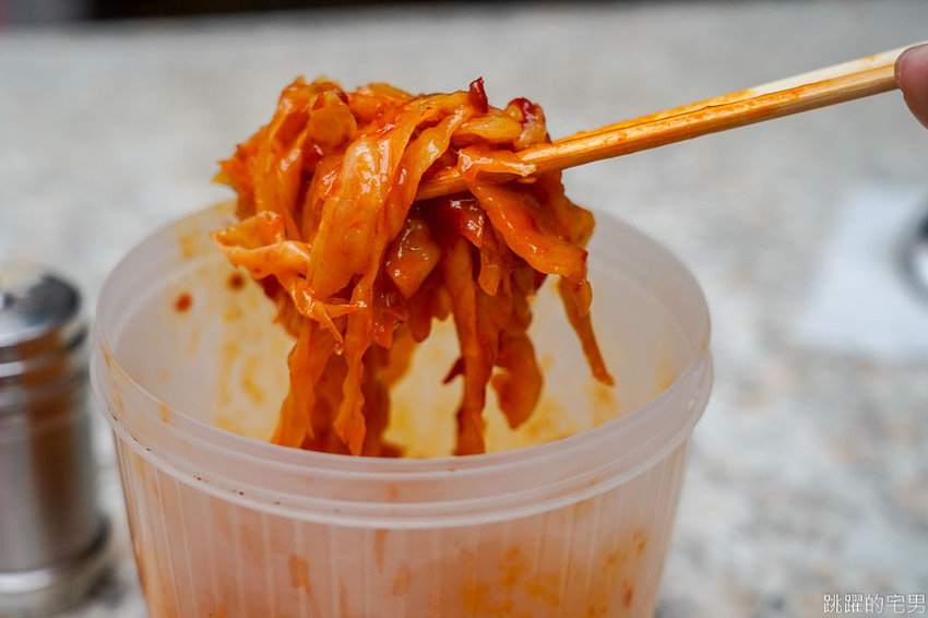 台北60年小吃每天都排隊 米苔目一碗佛心價只要15元還能加湯 豬舌 大腸 黑白切新鮮又美味 這樣還不吃爆