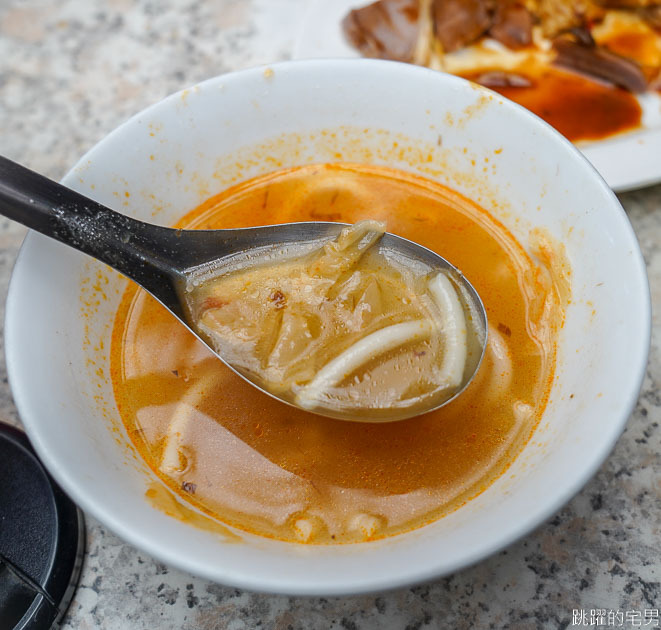 台北60年小吃每天都排隊 米苔目一碗佛心價只要15元還能加湯 豬舌 大腸 黑白切新鮮又美味 這樣還不吃爆