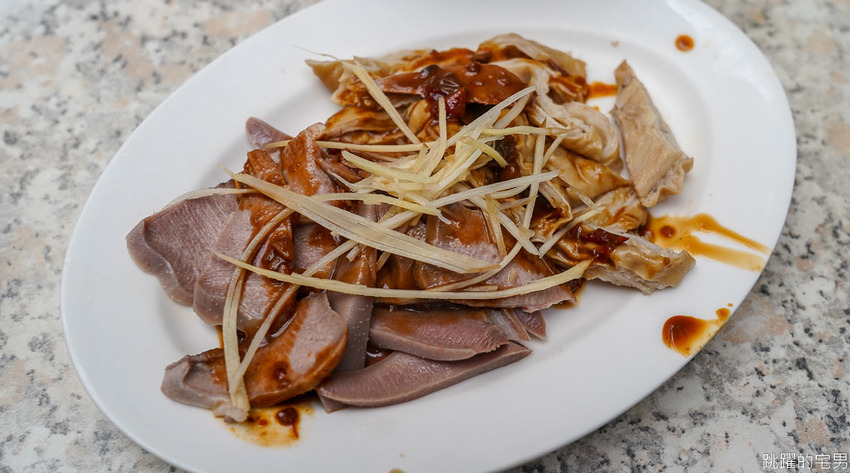 台北60年小吃每天都排隊 米苔目一碗佛心價只要15元還能加湯 豬舌 大腸 黑白切新鮮又美味 這樣還不吃爆