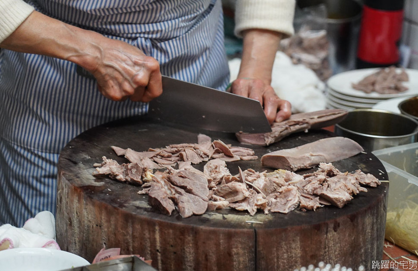 台北60年小吃每天都排隊 米苔目一碗佛心價只要15元還能加湯 豬舌 大腸 黑白切新鮮又美味 這樣還不吃爆