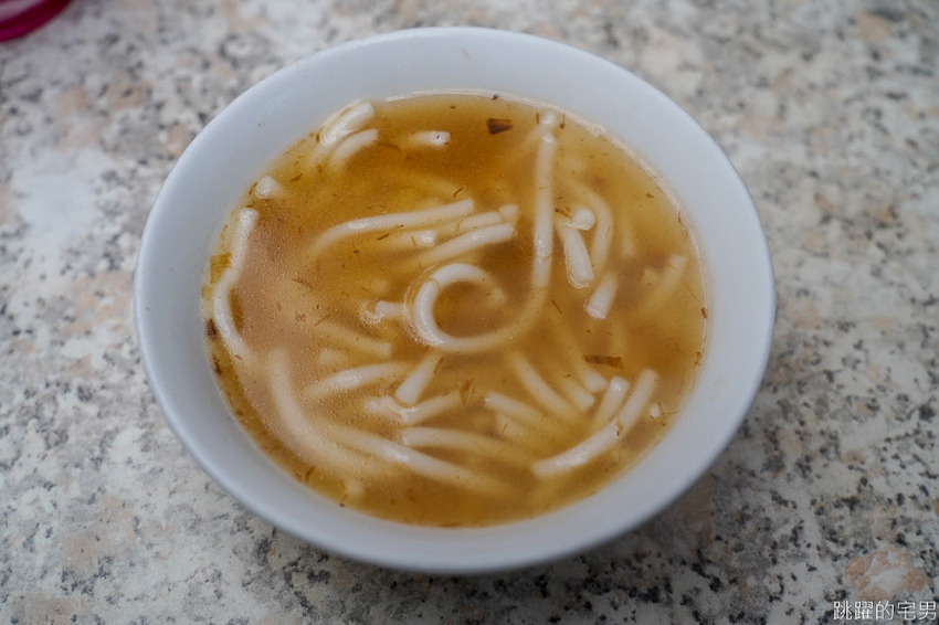 台北60年小吃每天都排隊 米苔目一碗佛心價只要15元還能加湯 豬舌 大腸 黑白切新鮮又美味 這樣還不吃爆