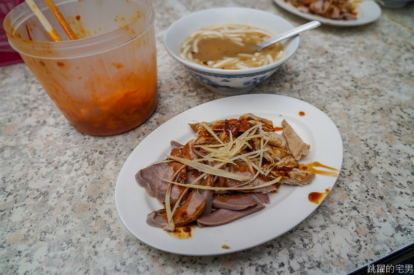 台北60年小吃每天都排隊 米苔目一碗佛心價只要15元還能加湯 豬舌 大腸 黑白切新鮮又美味 這樣還不吃爆