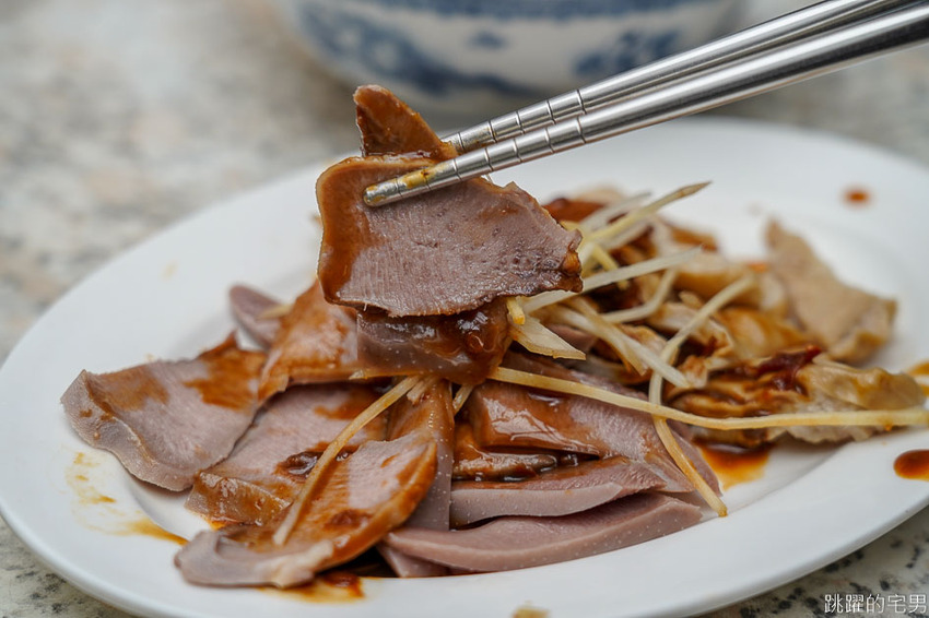 台北60年小吃每天都排隊 米苔目一碗佛心價只要15元還能加湯 豬舌 大腸 黑白切新鮮又美味 這樣還不吃爆