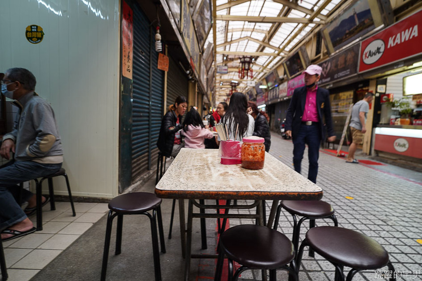 台北60年小吃每天都排隊 米苔目一碗佛心價只要15元還能加湯 豬舌 大腸 黑白切新鮮又美味 這樣還不吃爆