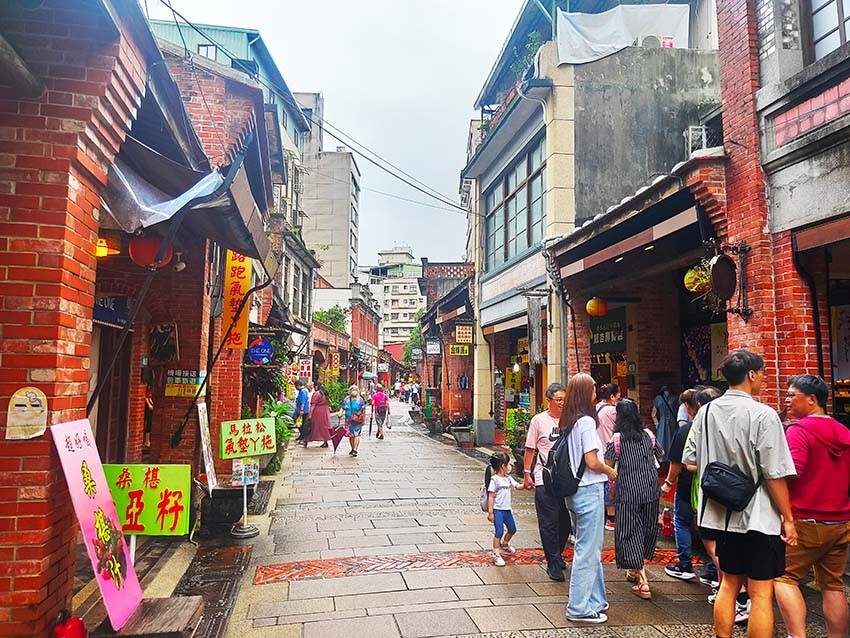 【深坑老街一日遊】深坑美食必吃推薦/碳烤臭豆腐、紅燒豆腐、豆腐羹、豆腐冰淇淋/漫步在古色古香的老街超有