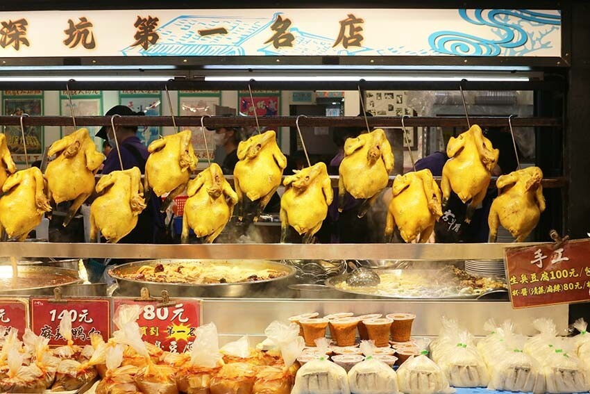 【深坑老街一日遊】深坑美食必吃推薦/碳烤臭豆腐、紅燒豆腐、豆腐羹、豆腐冰淇淋/漫步在古色古香的老街超有