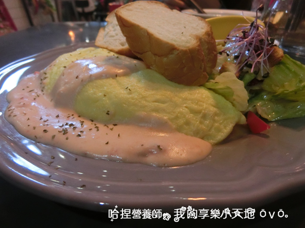 【台北中山】《tame moose》特色小酒館　巷弄美食（大眼怪拉花／漸層蝶豆花飲／煙燻鮭魚歐姆蛋／松露義大利麵）