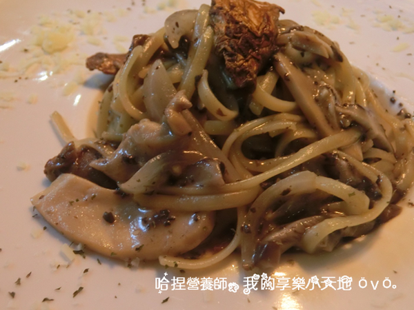 【台北中山】《tame moose》特色小酒館　巷弄美食（大眼怪拉花／漸層蝶豆花飲／煙燻鮭魚歐姆蛋／松露義大利麵）