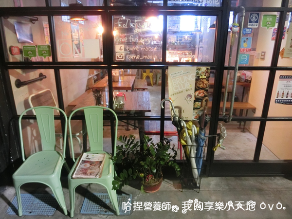 【台北中山】《tame moose》特色小酒館　巷弄美食（大眼怪拉花／漸層蝶豆花飲／煙燻鮭魚歐姆蛋／松露義大利麵）