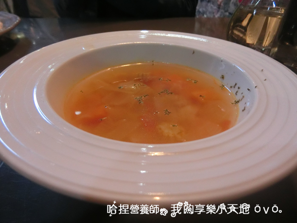 【台北中山】《tame moose》特色小酒館　巷弄美食（大眼怪拉花／漸層蝶豆花飲／煙燻鮭魚歐姆蛋／松露義大利麵）