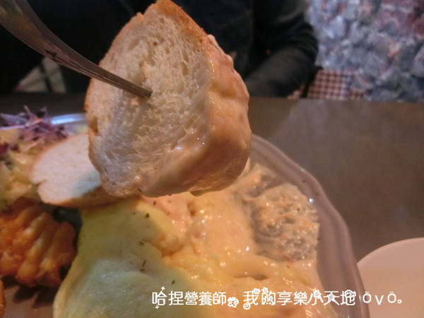 【台北中山】《tame moose》特色小酒館　巷弄美食（大眼怪拉花／漸層蝶豆花飲／煙燻鮭魚歐姆蛋／松露義大利麵）