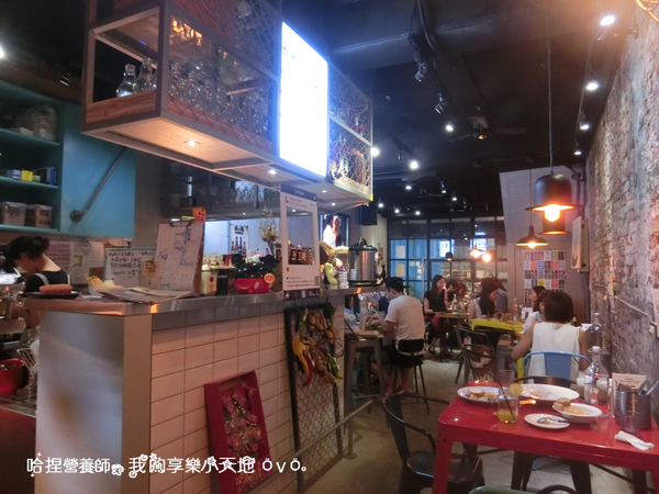 【台北中山】《tame moose》特色小酒館　巷弄美食（大眼怪拉花／漸層蝶豆花飲／煙燻鮭魚歐姆蛋／松露義大利麵）