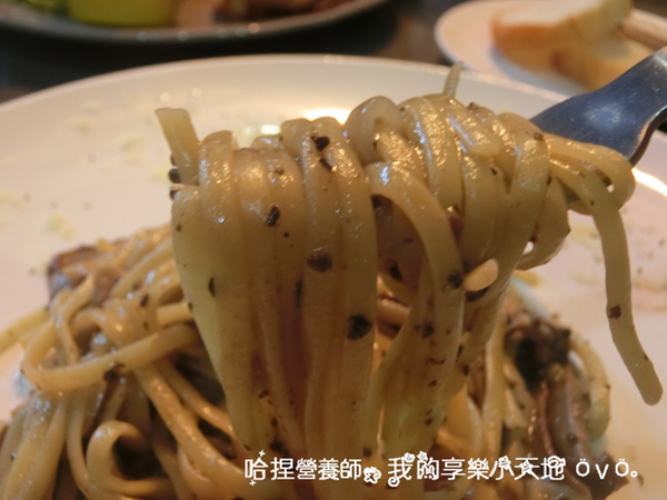 【台北中山】《tame moose》特色小酒館　巷弄美食（大眼怪拉花／漸層蝶豆花飲／煙燻鮭魚歐姆蛋／松露義大利麵）