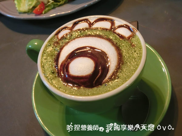 【台北中山】《tame moose》特色小酒館　巷弄美食（大眼怪拉花／漸層蝶豆花飲／煙燻鮭魚歐姆蛋／松露義大利麵）