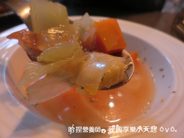 【台北中山】《tame moose》特色小酒館　巷弄美食（大眼怪拉花／漸層蝶豆花飲／煙燻鮭魚歐姆蛋／松露義大利麵）