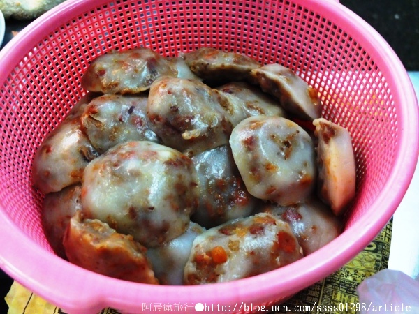 上讚肉圓大腸粉腸：【美食特搜。屏東市】上讚肉圓。炸肉圓配上招牌粉腸大腸，這樣吃相當perfect