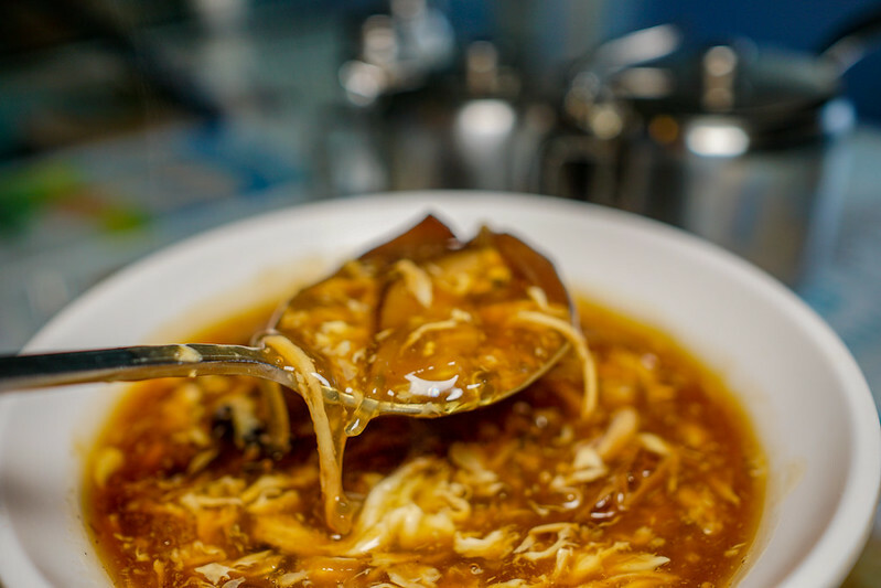 南京三民站港式茶餐廳！萬芳冰室正宗港式茶餐廳，必點生炸雞髀與忌廉溝鮮奶。