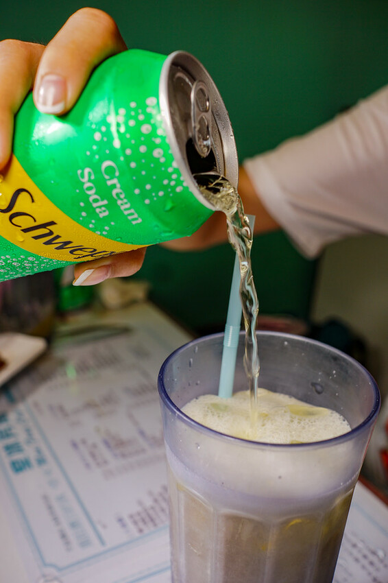 南京三民站港式茶餐廳！萬芳冰室正宗港式茶餐廳，必點生炸雞髀與忌廉溝鮮奶。