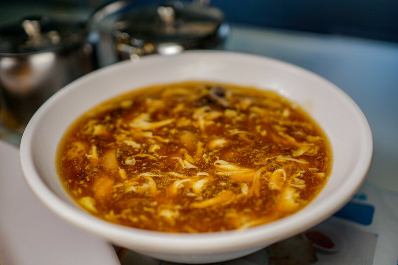 南京三民站港式茶餐廳！萬芳冰室正宗港式茶餐廳，必點生炸雞髀與忌廉溝鮮奶。