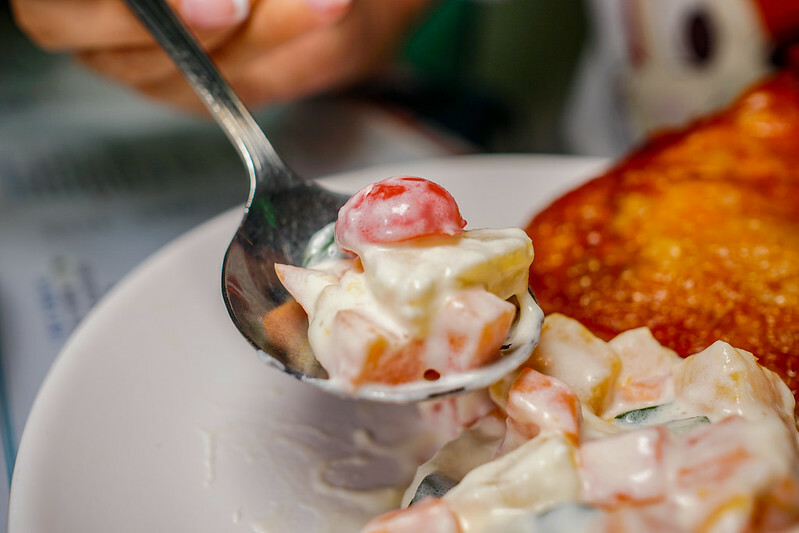 南京三民站港式茶餐廳！萬芳冰室正宗港式茶餐廳，必點生炸雞髀與忌廉溝鮮奶。