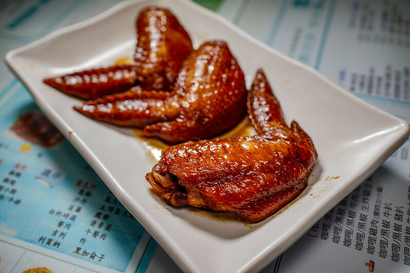 南京三民站港式茶餐廳！萬芳冰室正宗港式茶餐廳，必點生炸雞髀與忌廉溝鮮奶。