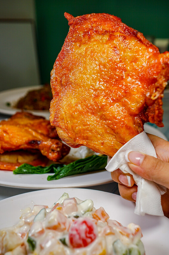 南京三民站港式茶餐廳！萬芳冰室正宗港式茶餐廳，必點生炸雞髀與忌廉溝鮮奶。