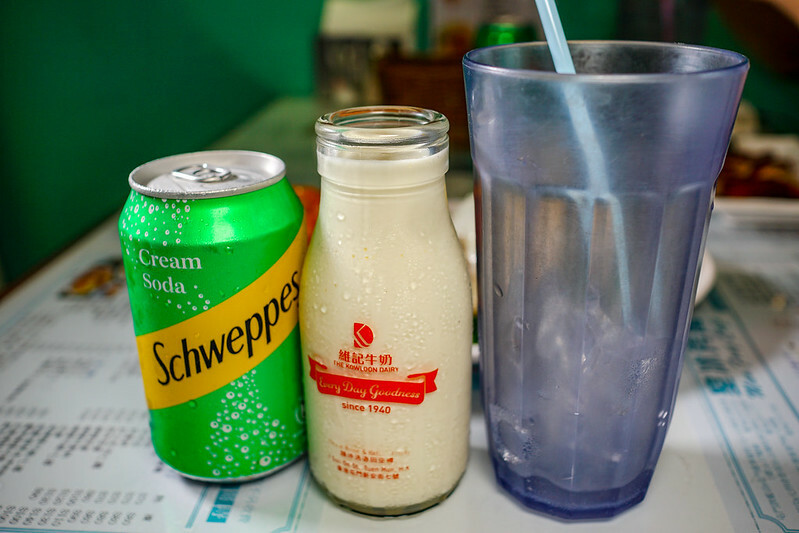 南京三民站港式茶餐廳！萬芳冰室正宗港式茶餐廳，必點生炸雞髀與忌廉溝鮮奶。