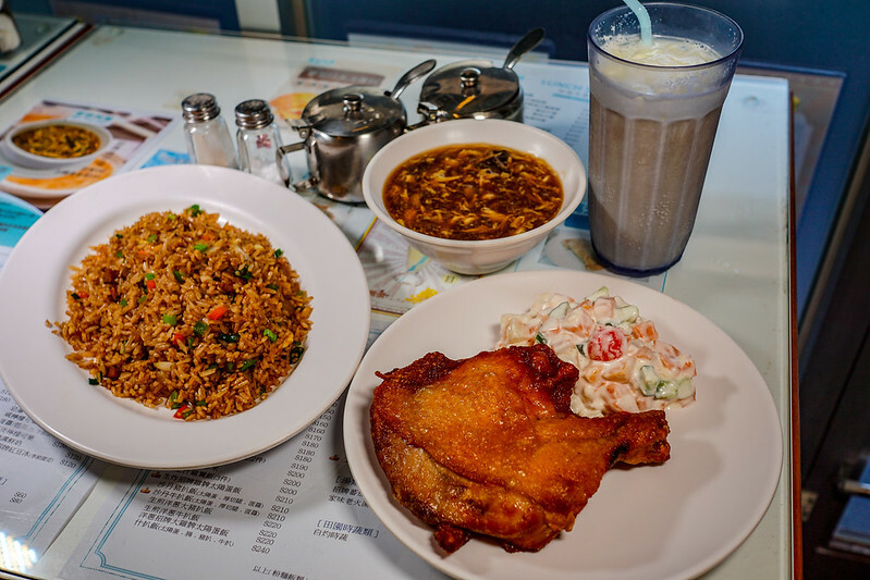 南京三民站港式茶餐廳！萬芳冰室正宗港式茶餐廳，必點生炸雞髀與忌廉溝鮮奶。