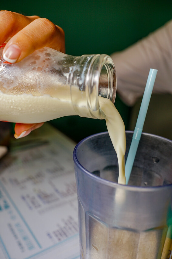 南京三民站港式茶餐廳！萬芳冰室正宗港式茶餐廳，必點生炸雞髀與忌廉溝鮮奶。