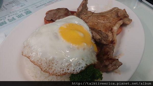 『呷』「捷運南京三民站」☆ 萬芳冰室 ☆ 香港茶餐廳豬排飯好好味