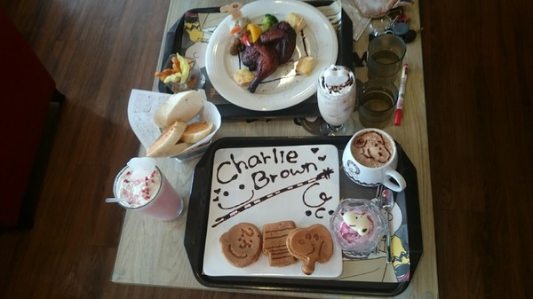 查理布朗咖啡CHARLIE BROWN CAFE TAIWAN：高雄~超好拍主題餐廳 查理布朗咖啡 CHARLIE BROWN CAFE TAIWAN~史奴比上菜囉~