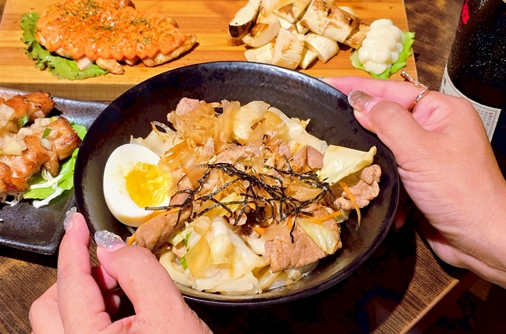 在地達人帶路!春花炭火串燒,日式氛圍,明太子串燒、嫩肩牛排,晚餐小酌的好去處!!