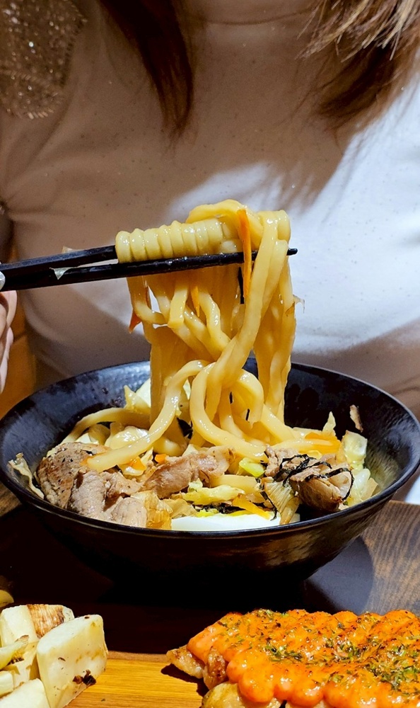 在地達人帶路!春花炭火串燒,日式氛圍,明太子串燒、嫩肩牛排,晚餐小酌的好去處!!