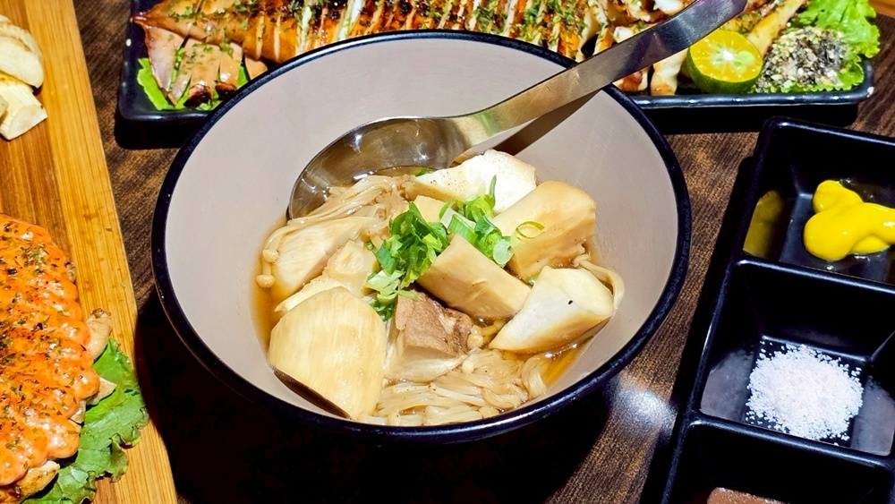 在地達人帶路!春花炭火串燒,日式氛圍,明太子串燒、嫩肩牛排,晚餐小酌的好去處!!